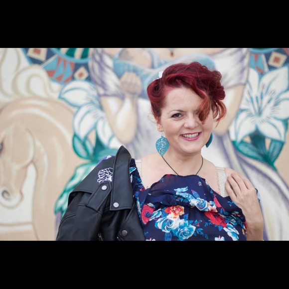 Meet your Posher, Curvy Red Gurl - Picture 1 of 2